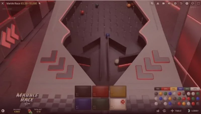 Marble Race Bahn mit sechs farbigen Kugeln auf der geneigten Strecke